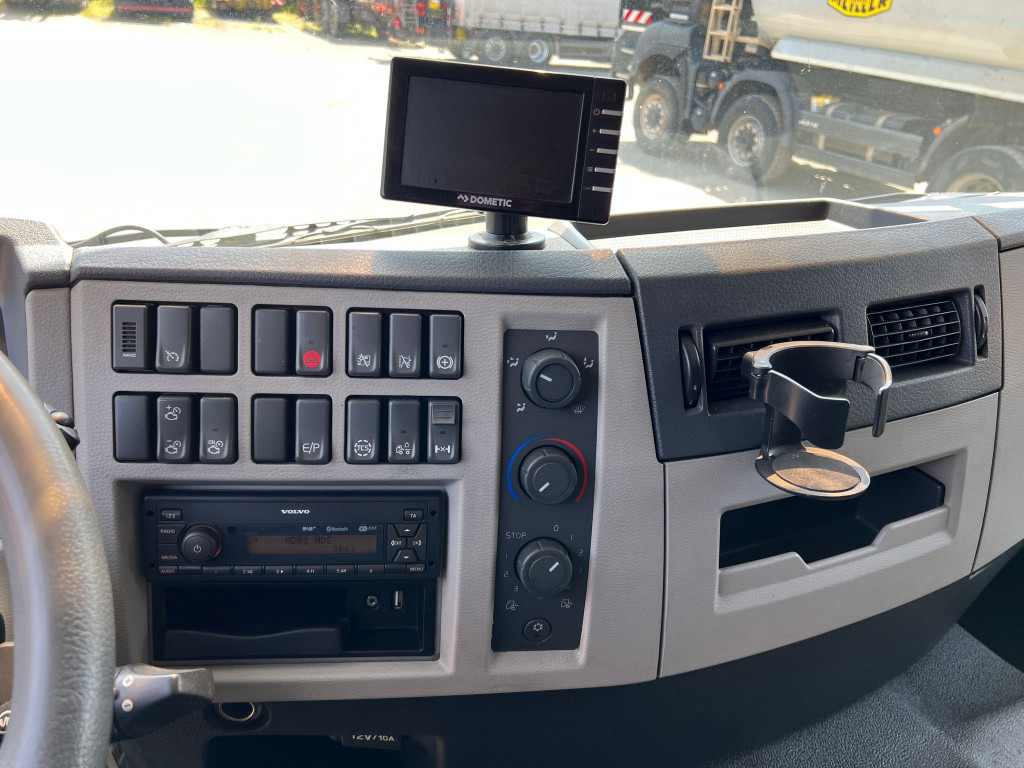 VOLVO (S) Truck FE 320 Kühlkoffer LBW Thermokin T 1200R - Camião frigorífico: foto 2 VOLVO (S) Truck FE 320 Kühlkoffer LBW Thermokin T 1200R - Camião frigorífico: foto 2