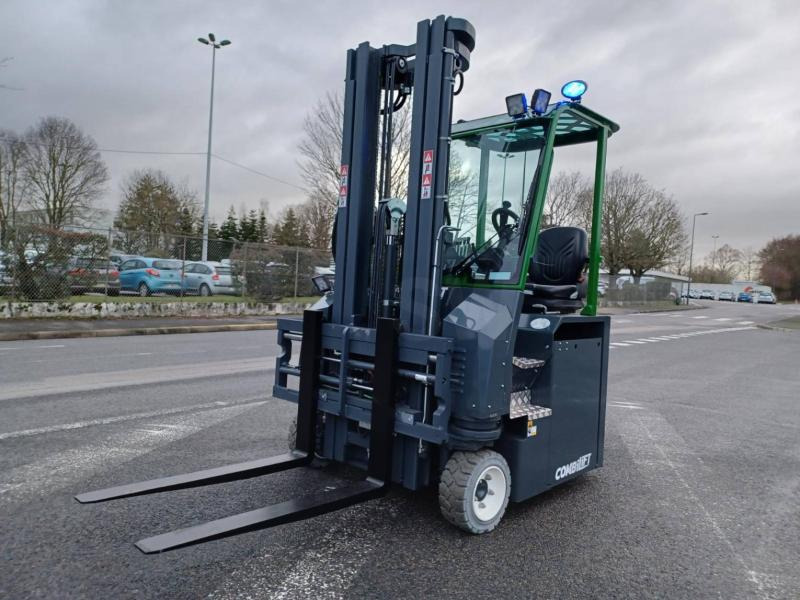 Combilift CBE3000 - Empilhador de 4 vias: foto 1 Combilift CBE3000 - Empilhador de 4 vias: foto 1