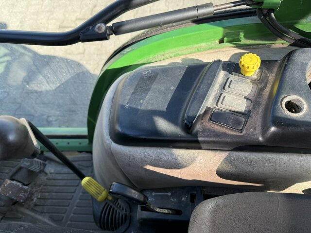 John Deere 3520 Kommunaltrak. Frontkraftheber Kuppeldreieck - Trator municipal: foto 5 John Deere 3520 Kommunaltrak. Frontkraftheber Kuppeldreieck - Trator municipal: foto 5