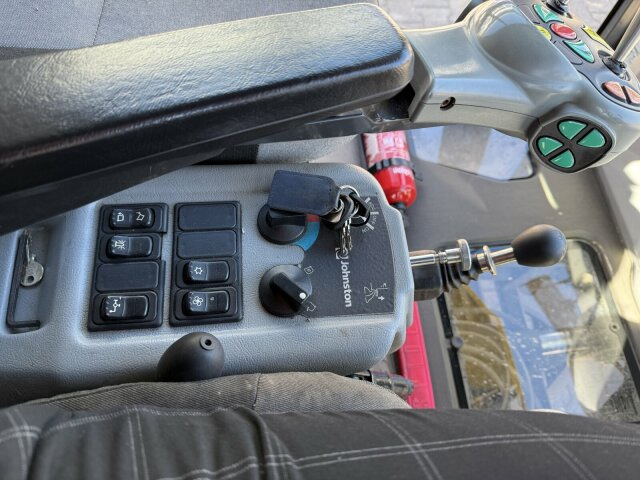 Johnston C202 Kleinkehrmaschine 2 M³ - 6.000 h - Varredora urbana: foto 5 Johnston C202 Kleinkehrmaschine 2 M³ - 6.000 h - Varredora urbana: foto 5