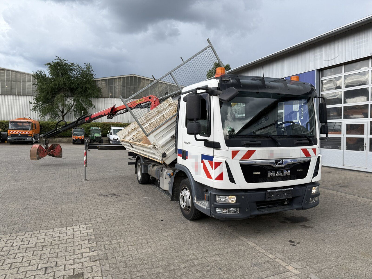 MAN TGL 8.220 4x2 Kipper Kran Palfinger 7.001-K A - Carrinha basculante: foto 2 MAN TGL 8.220 4x2 Kipper Kran Palfinger 7.001-K A - Carrinha basculante: foto 2
