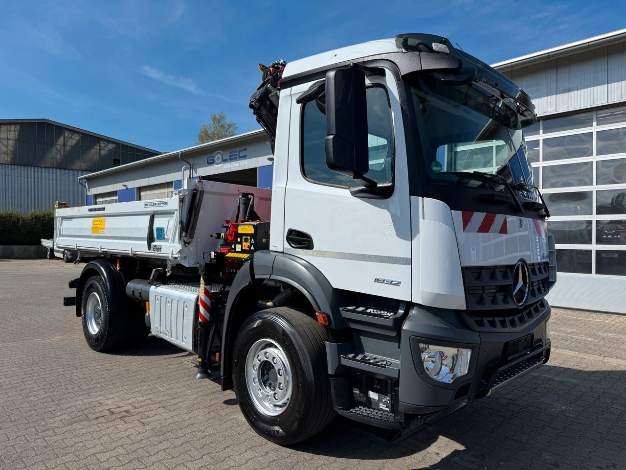 Mercedes-Benz AROCS 1832 4x2 Euro 6 Kipper Kran FASSI F120FB - Camião basculante, Camião grua: foto 1 Mercedes-Benz AROCS 1832 4x2 Euro 6 Kipper Kran FASSI F120FB - Camião basculante, Camião grua: foto 1