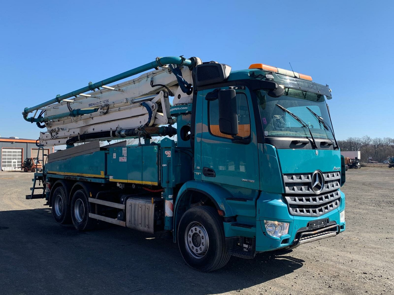 Mercedes-Benz AROCS 2636 6x4 Euro 6 Betonpumpe SERMAC 4Z36 - Autobomba de betão: foto 2 Mercedes-Benz AROCS 2636 6x4 Euro 6 Betonpumpe SERMAC 4Z36 - Autobomba de betão: foto 2