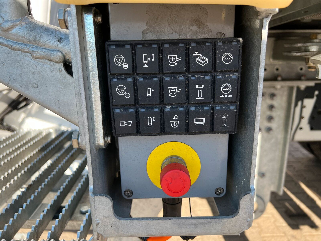 Autobomba de betão Mercedes-Benz AROCS 2640 6x4 E6 Betonpumpe Putzmeister 36-4 M: foto 11
