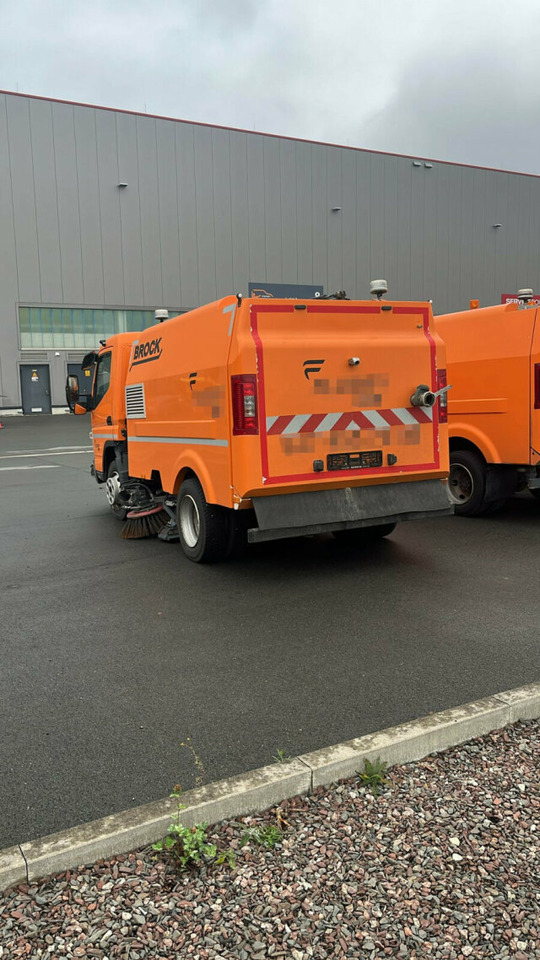 Mitsubishi Canter FUSO Kehrmaschine BROCK SL140 4 m³ - Varredora urbana: foto 5 Mitsubishi Canter FUSO Kehrmaschine BROCK SL140 4 m³ - Varredora urbana: foto 5