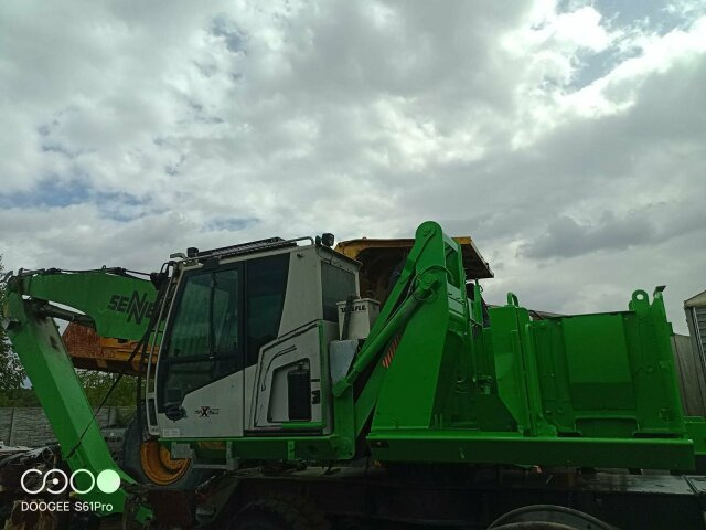 Sennebogen 818-E Umschlagbagger - 83 Ton - mit Greifer - Escavadeira de rodas: foto 2 Sennebogen 818-E Umschlagbagger - 83 Ton - mit Greifer - Escavadeira de rodas: foto 2