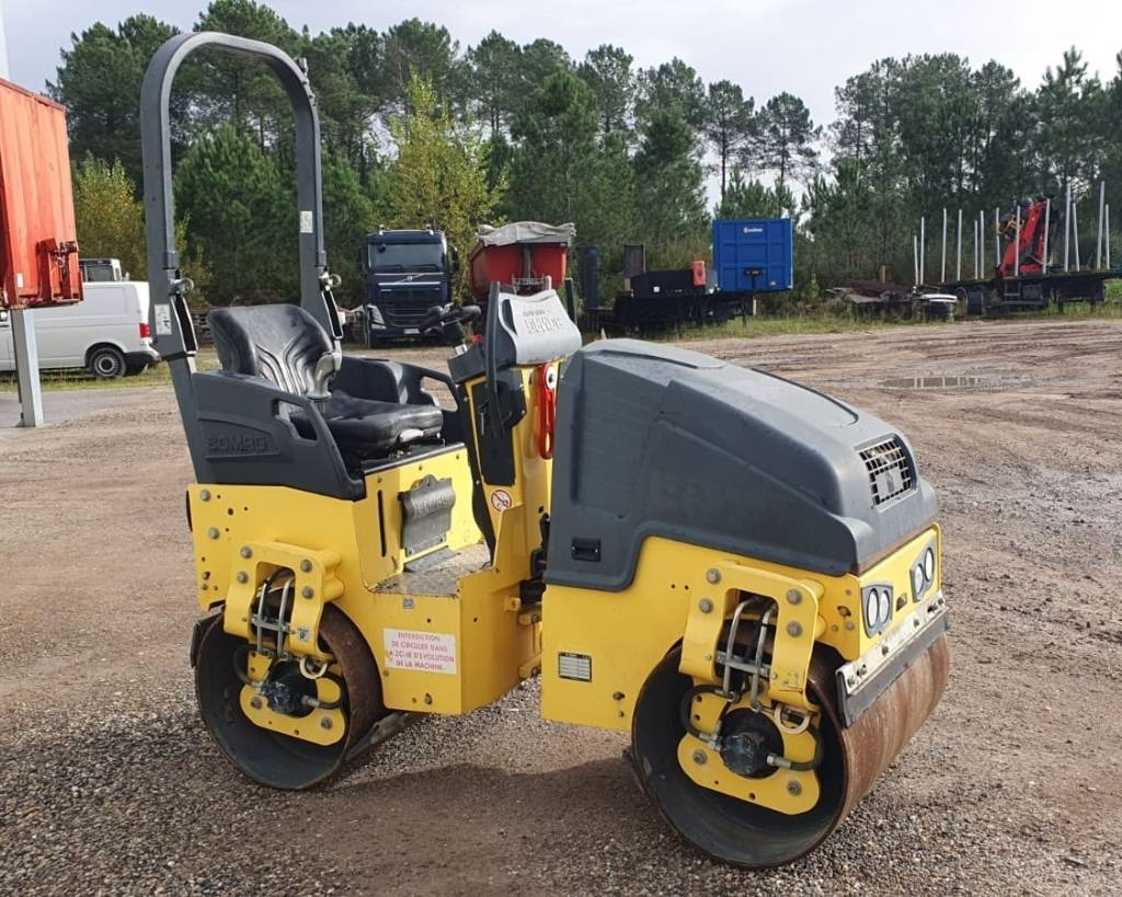Bomag BW 100 AD M-5 - Compactador de asfalto: foto 1 Bomag BW 100 AD M-5 - Compactador de asfalto: foto 1
