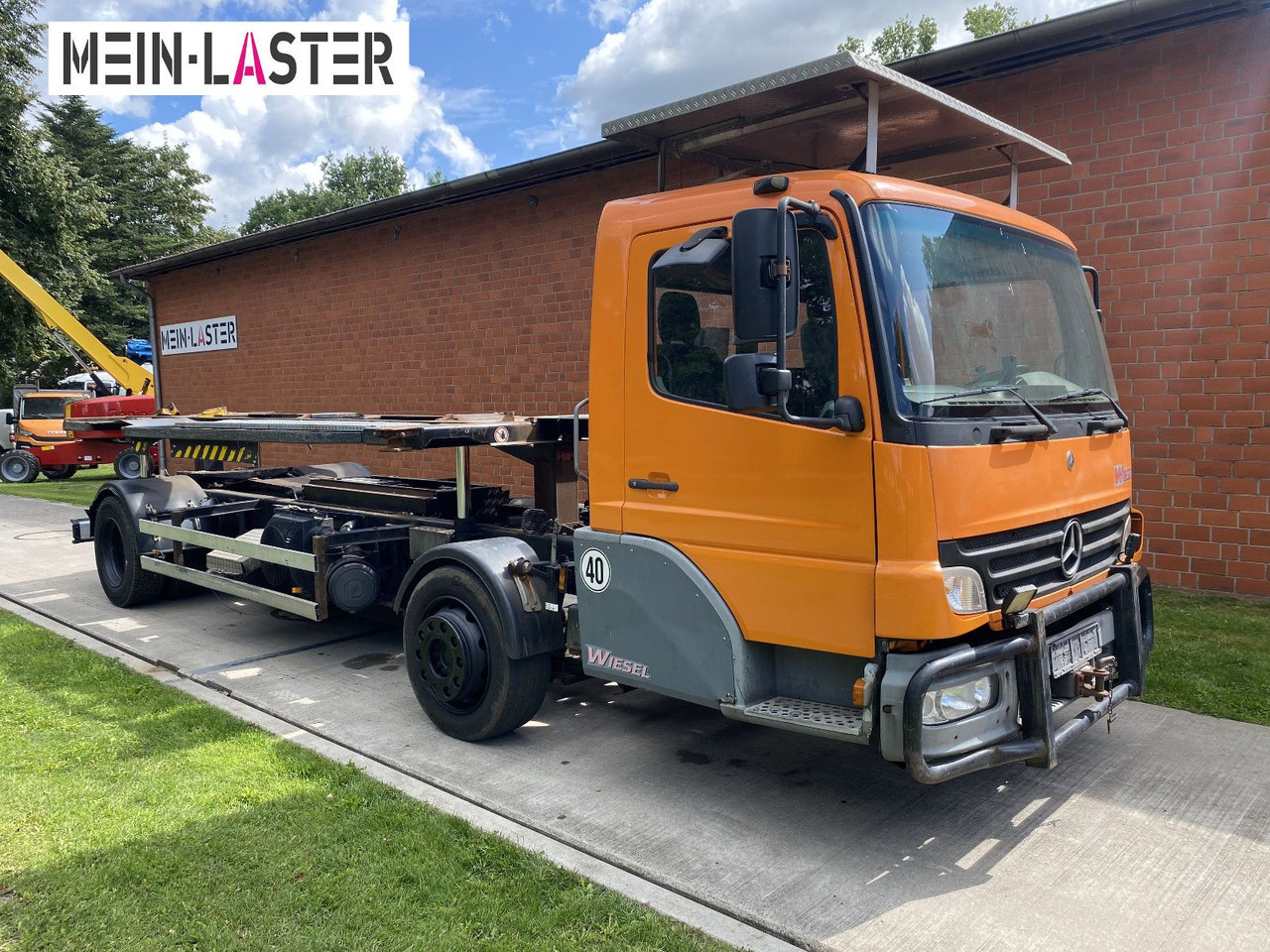 Mercedes-Benz Kamag Wiesel Umsetzter Sattelplatte - Camião transportador de contêineres/ Caixa móvel: foto 1 Mercedes-Benz Kamag Wiesel Umsetzter Sattelplatte - Camião transportador de contêineres/ Caixa móvel: foto 1