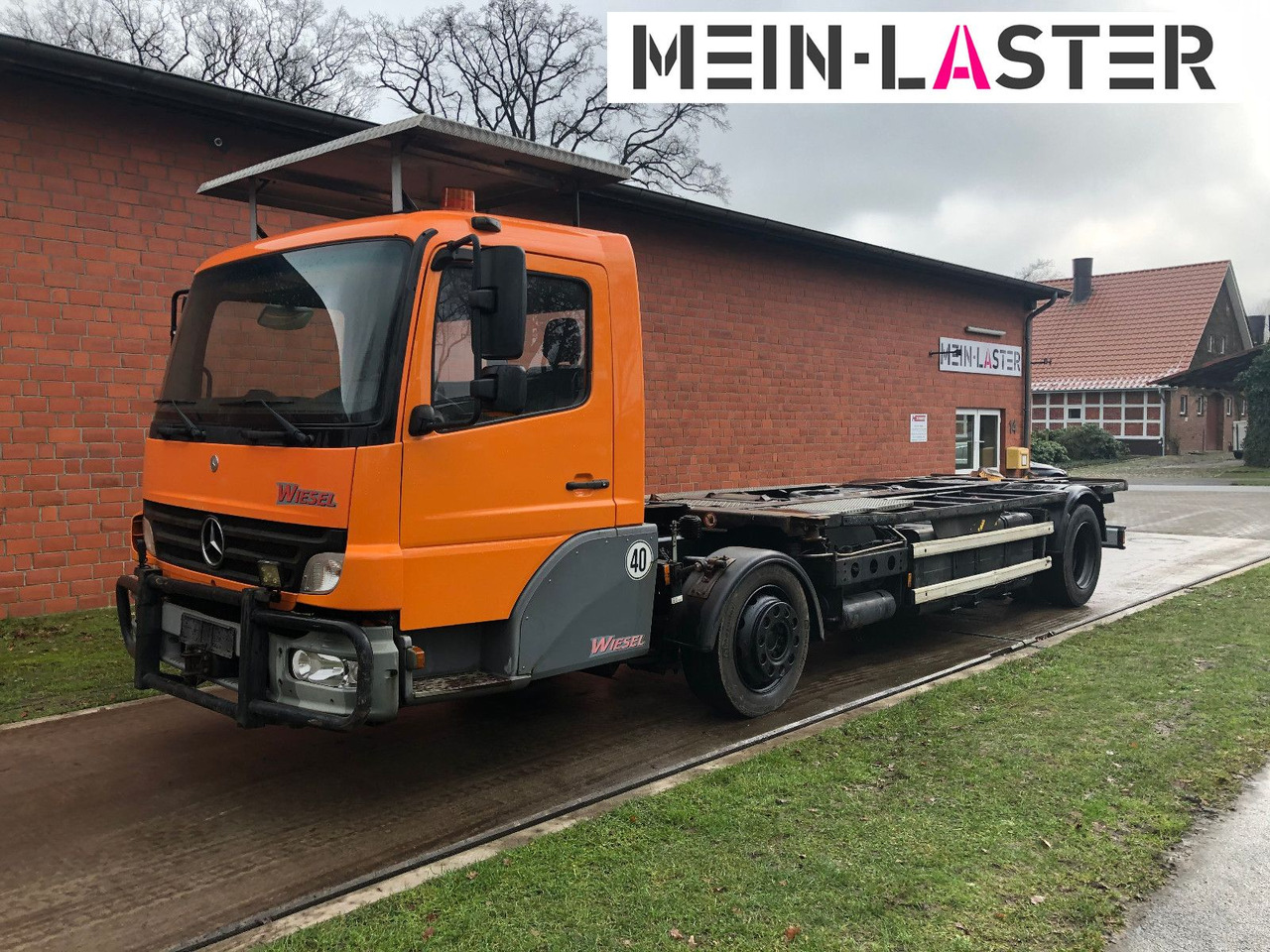 Mercedes-Benz Kamag Wiesel Umsetzter Sattelplatte - Camião transportador de contêineres/ Caixa móvel: foto 2 Mercedes-Benz Kamag Wiesel Umsetzter Sattelplatte - Camião transportador de contêineres/ Caixa móvel: foto 2