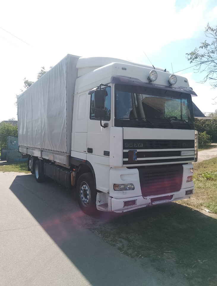 DAF XF95.430 - Camião de lona: foto 1 DAF XF95.430 - Camião de lona: foto 1
