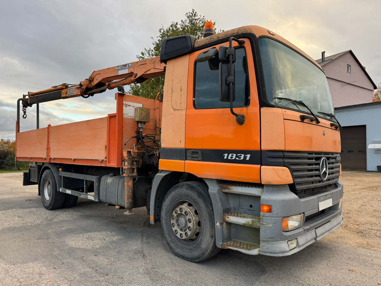 MERCEDES-BENZ 1831 - Camião de caixa aberta/ Plataforma: foto 1 MERCEDES-BENZ 1831 - Camião de caixa aberta/ Plataforma: foto 1