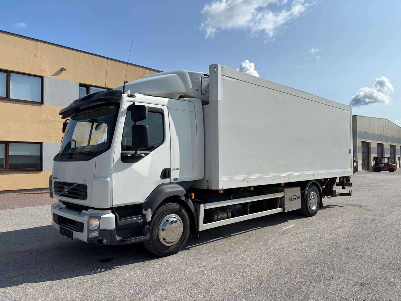 VOLVO FL240 - Camião frigorífico: foto 3 VOLVO FL240 - Camião frigorífico: foto 3