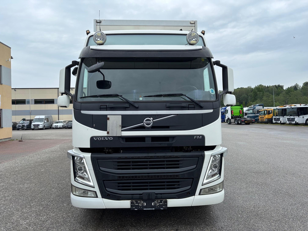 VOLVO FM330 - Camião furgão: foto 2 VOLVO FM330 - Camião furgão: foto 2