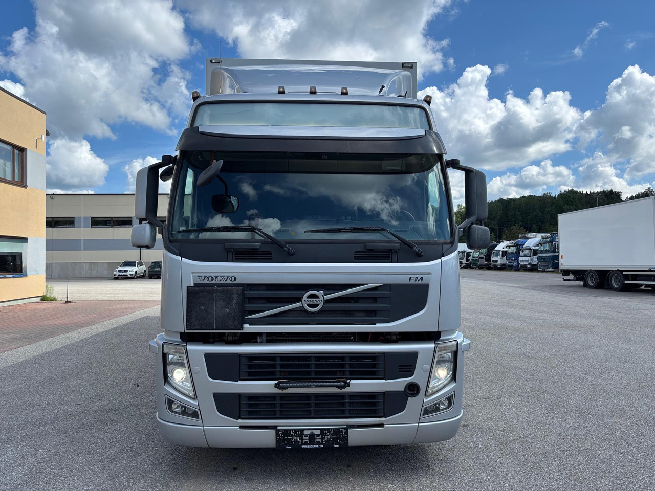 VOLVO FM330 - Camião furgão: foto 2 VOLVO FM330 - Camião furgão: foto 2