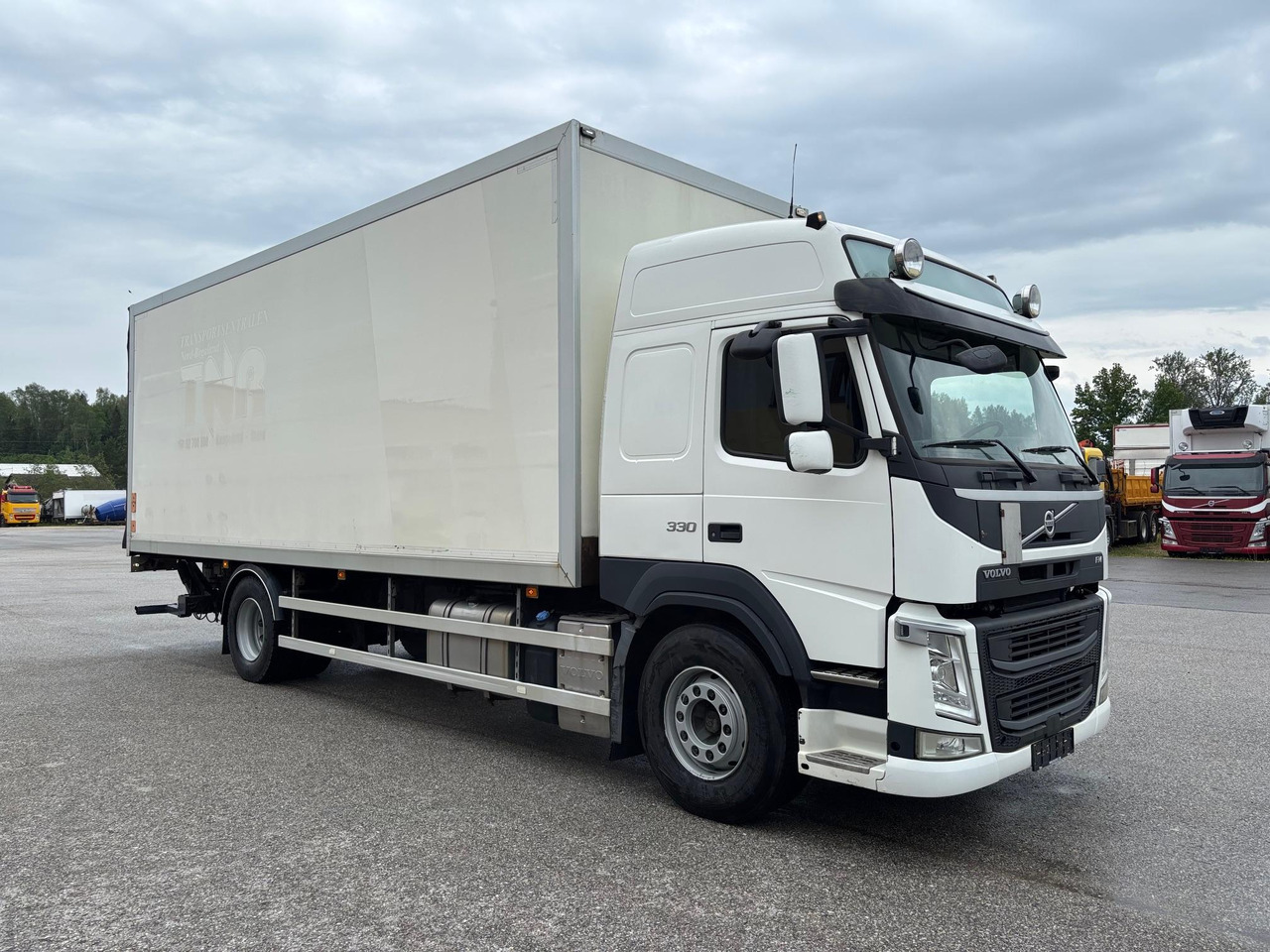 VOLVO FM330 - Camião furgão: foto 1 VOLVO FM330 - Camião furgão: foto 1