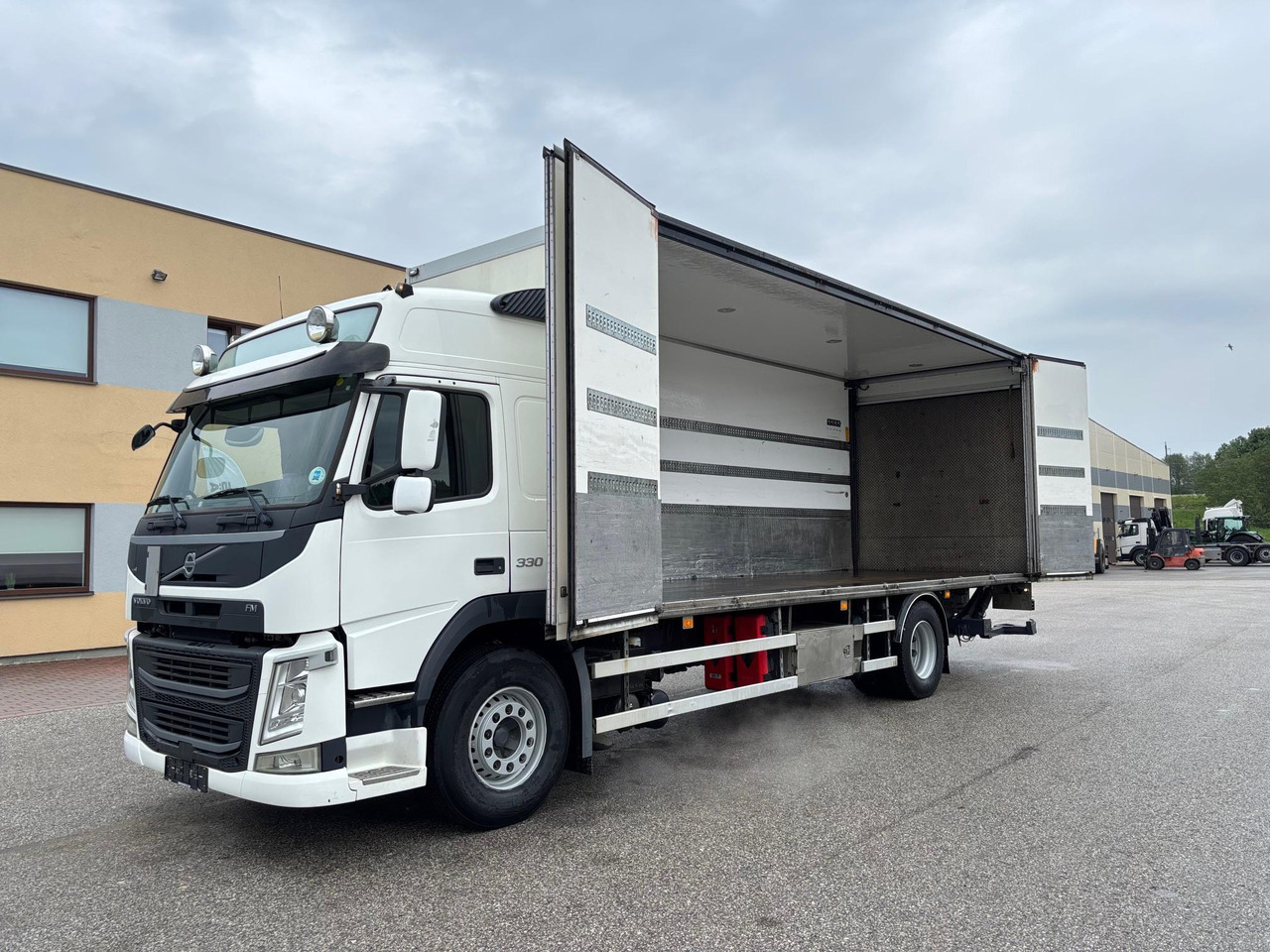 VOLVO FM330 - Camião furgão: foto 4 VOLVO FM330 - Camião furgão: foto 4