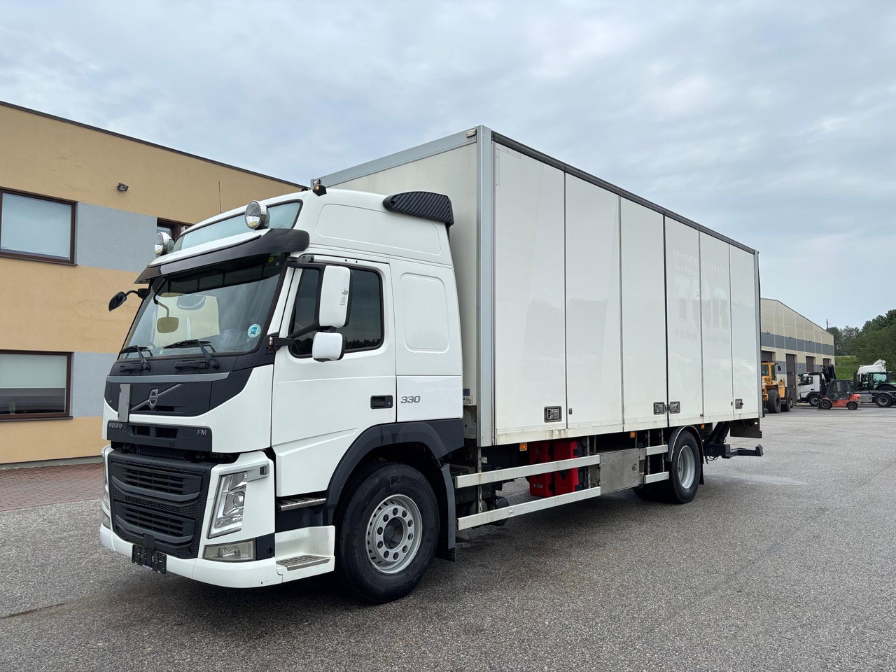 VOLVO FM330 - Camião furgão: foto 3 VOLVO FM330 - Camião furgão: foto 3