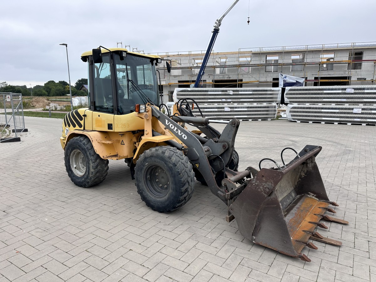 VOLVO L 30 B PRO 3er Kreis Klappschaufel+Palettengabel - Pá carregadora de rodas: foto 4 VOLVO L 30 B PRO 3er Kreis Klappschaufel+Palettengabel - Pá carregadora de rodas: foto 4