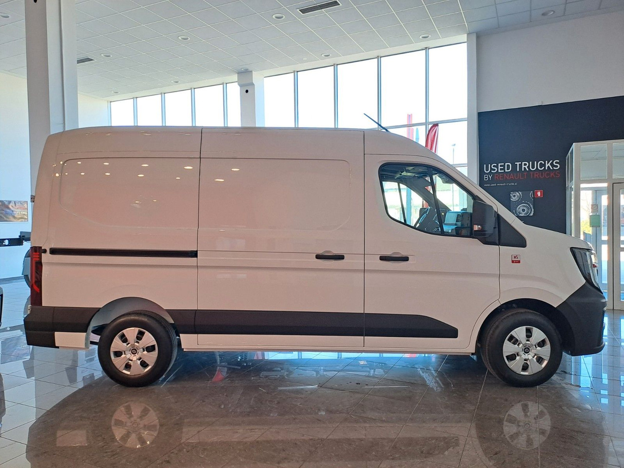 Renault Master L2H2 150 - NAV Klimaaut. Holzb. 270° - Furgão: foto 3 Renault Master L2H2 150 - NAV Klimaaut. Holzb. 270° - Furgão: foto 3