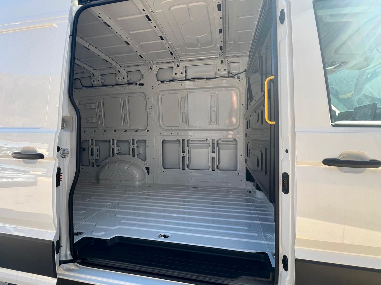 Volkswagen Crafter Kasten 35 L3H3 140 Kamera-Temp-Lager - Furgão: foto 4 Volkswagen Crafter Kasten 35 L3H3 140 Kamera-Temp-Lager - Furgão: foto 4