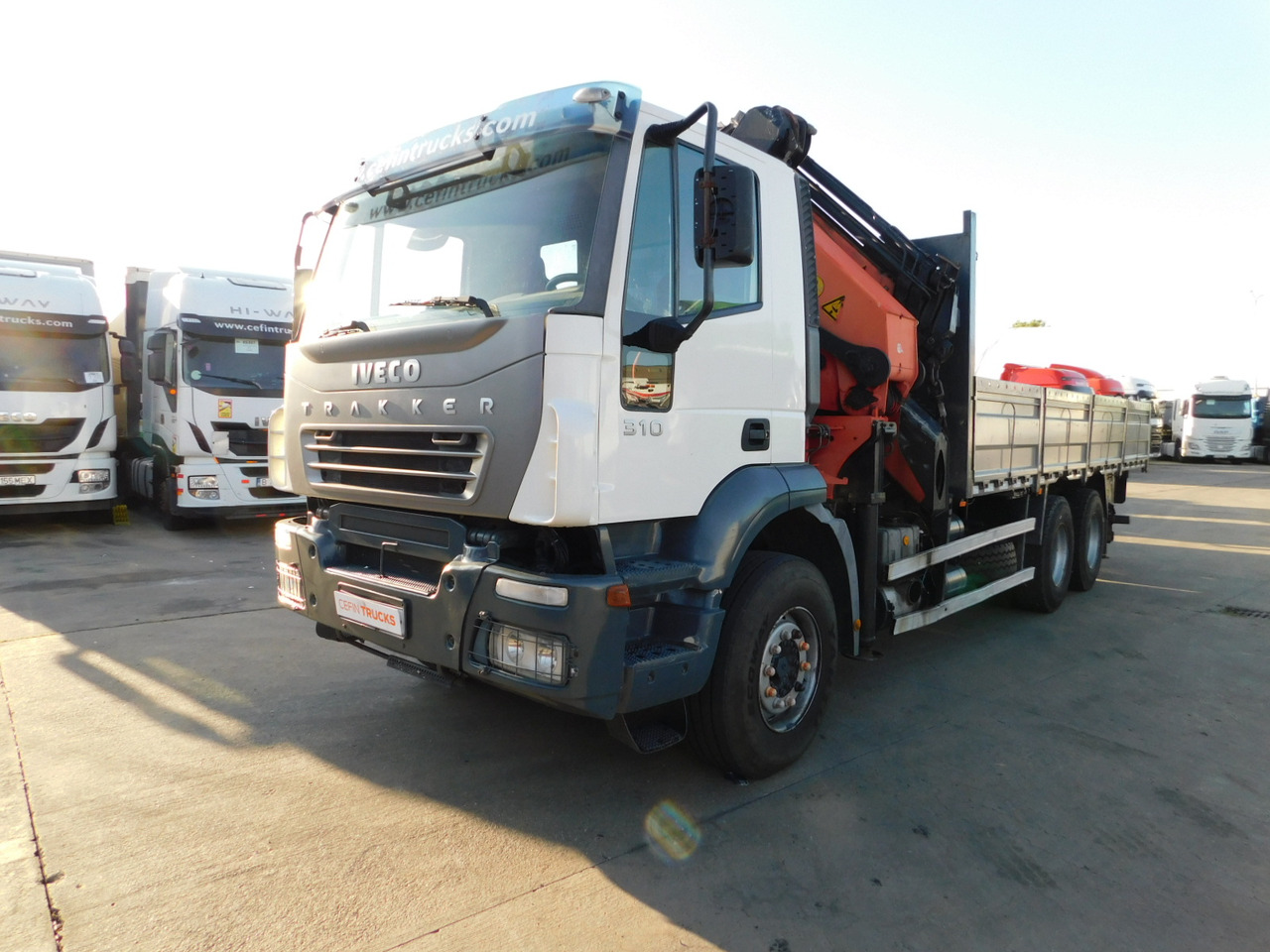Iveco Magirus trakker - Camião de caixa aberta/ Plataforma, Camião grua: foto 1 Iveco Magirus trakker - Camião de caixa aberta/ Plataforma, Camião grua: foto 1