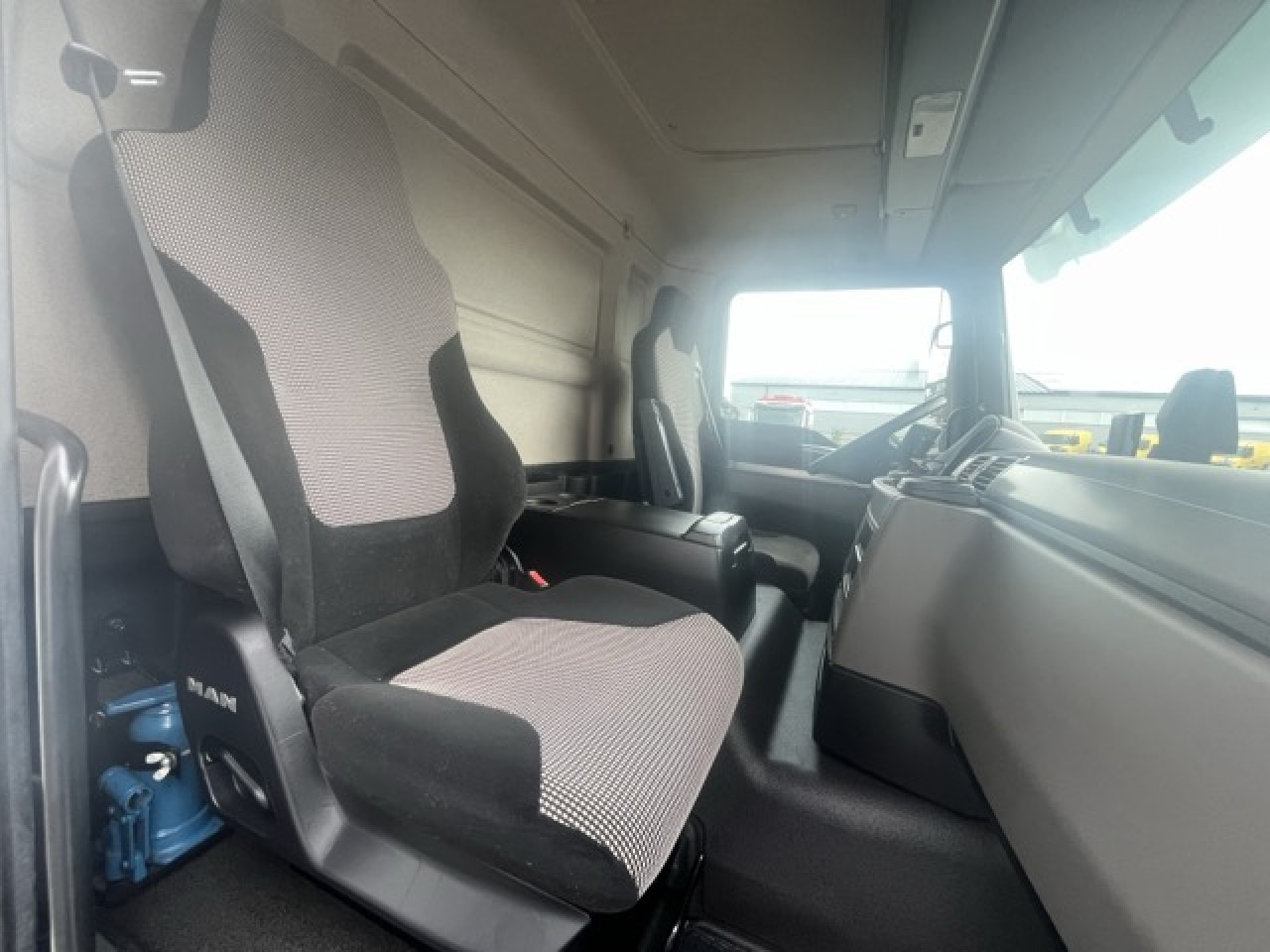 MAN TGM 15.290 4x2 LL Tiefkühler ATP 08.2028 Euro6 - Carrinha frigorífica: foto 4 MAN TGM 15.290 4x2 LL Tiefkühler ATP 08.2028 Euro6 - Carrinha frigorífica: foto 4
