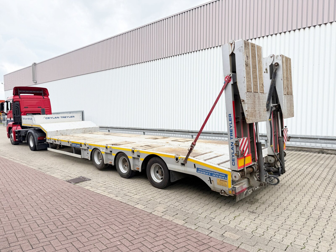 Semi-reboque baixa para transporte de máquinas pesadas CYL 3 CYL 3, mit Lift-/Lenkachse, faltbare Rampen: foto 11 Semi-reboque baixa para transporte de máquinas pesadas CYL 3 CYL 3, mit Lift-/Lenkachse, faltbare Rampen: foto 11