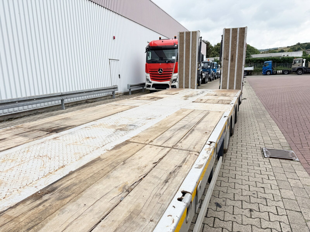 Semi-reboque baixa para transporte de máquinas pesadas CYL 3 CYL 3, mit Lift-/Lenkachse, faltbare Rampen: foto 9 Semi-reboque baixa para transporte de máquinas pesadas CYL 3 CYL 3, mit Lift-/Lenkachse, faltbare Rampen: foto 9