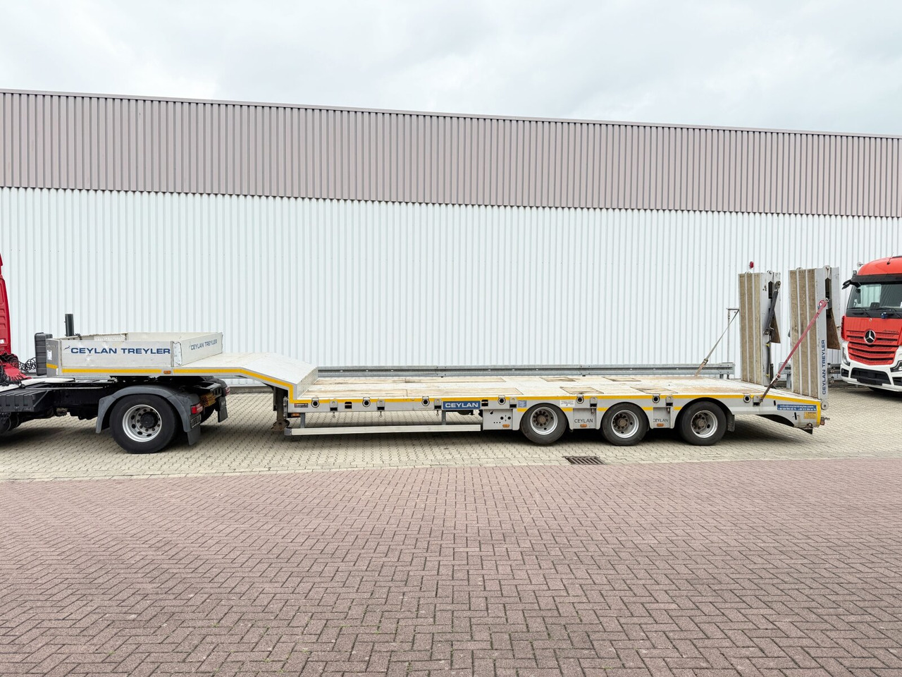 Semi-reboque baixa para transporte de máquinas pesadas CYL 3 CYL 3, mit Lift-/Lenkachse, faltbare Rampen: foto 10 Semi-reboque baixa para transporte de máquinas pesadas CYL 3 CYL 3, mit Lift-/Lenkachse, faltbare Rampen: foto 10