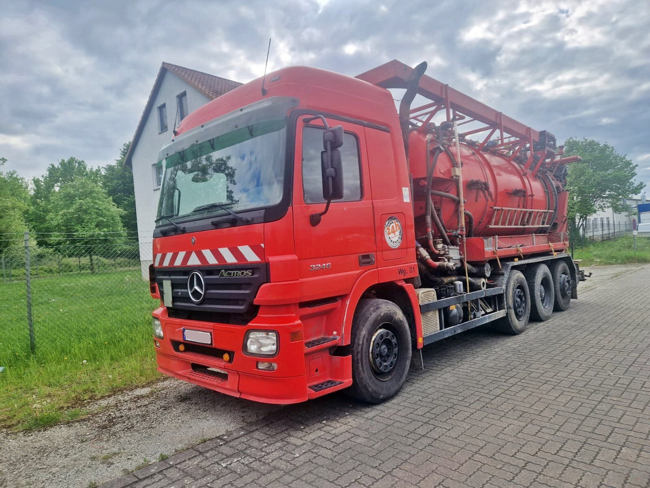 Mercedes-Benz Actros 3246 L 8x2 Actros 3246 L 8x2, Hellmers Saug- und Spülwagen ca. 15m³ - Camião: foto 1 Mercedes-Benz Actros 3246 L 8x2 Actros 3246 L 8x2, Hellmers Saug- und Spülwagen ca. 15m³ - Camião: foto 1