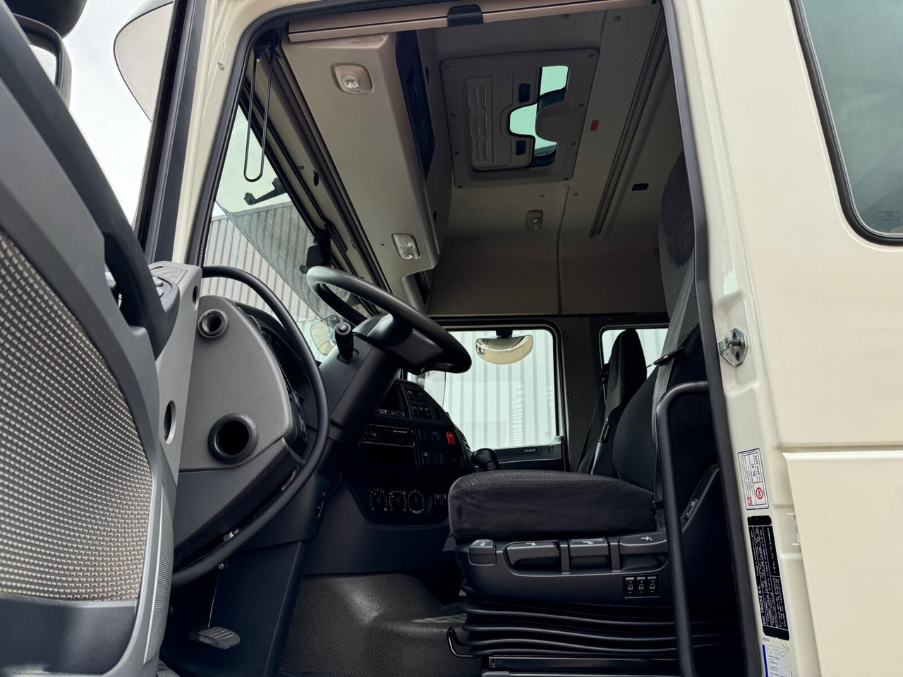 DAF XF 410 FA 4x2 XF 410 FA 4x2, Fahrschule, 2x AHK, 6 Sitze - Camião de caixa aberta/ Plataforma: foto 2 DAF XF 410 FA 4x2 XF 410 FA 4x2, Fahrschule, 2x AHK, 6 Sitze - Camião de caixa aberta/ Plataforma: foto 2