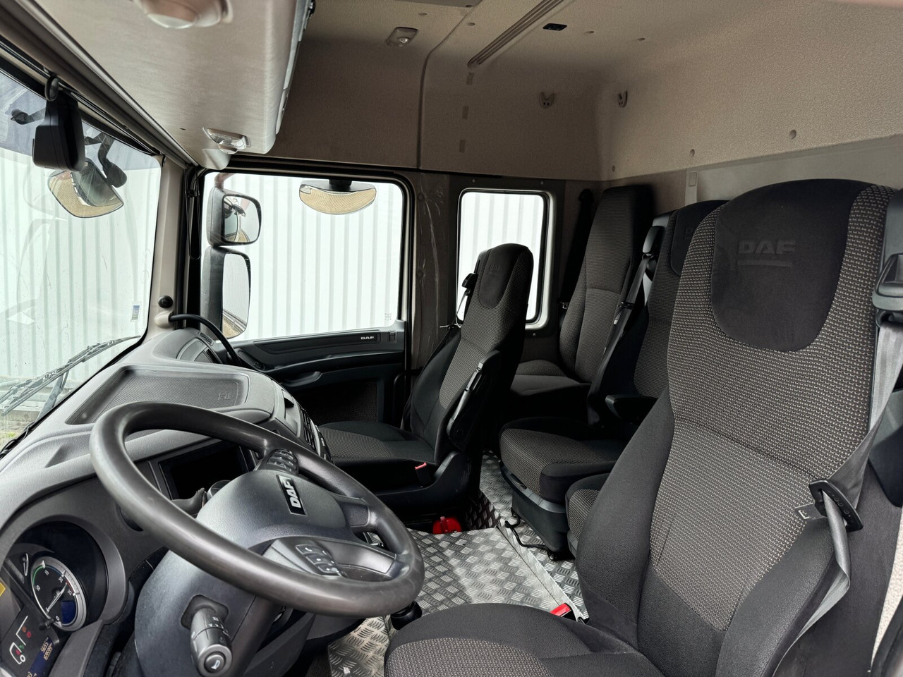 DAF XF 410 FA 4x2 XF 410 FA 4x2, Fahrschule, 2x AHK, 6 Sitze - Camião de caixa aberta/ Plataforma: foto 3 DAF XF 410 FA 4x2 XF 410 FA 4x2, Fahrschule, 2x AHK, 6 Sitze - Camião de caixa aberta/ Plataforma: foto 3