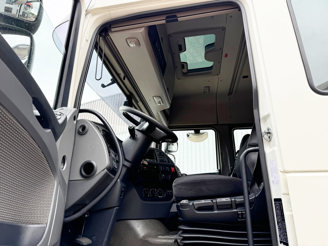 DAF XF 410 FA 4x2 XF 410 FA 4x2, Fahrschule, 2x AHK, 6 Sitze - Camião de caixa aberta/ Plataforma: foto 2 DAF XF 410 FA 4x2 XF 410 FA 4x2, Fahrschule, 2x AHK, 6 Sitze - Camião de caixa aberta/ Plataforma: foto 2