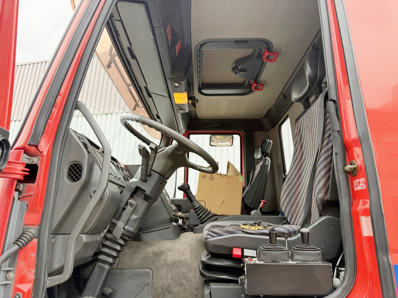 EuroTech 240E38 6x2-4 EuroTech 240E38 6x2-4, Lift-/Lenkachse, Seilwinde, Kran Hiab 100 - Camião polibenne, Camião grua: foto 3 EuroTech 240E38 6x2-4 EuroTech 240E38 6x2-4, Lift-/Lenkachse, Seilwinde, Kran Hiab 100 - Camião polibenne, Camião grua: foto 3