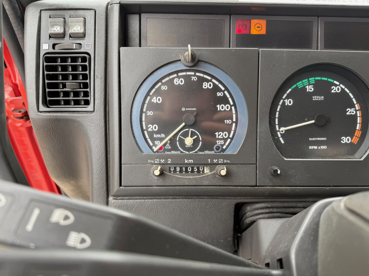 EuroTech 240E38 6x2-4 EuroTech 240E38 6x2-4, Lift-/Lenkachse, Seilwinde, Kran Hiab 100 - Camião polibenne, Camião grua: foto 4 EuroTech 240E38 6x2-4 EuroTech 240E38 6x2-4, Lift-/Lenkachse, Seilwinde, Kran Hiab 100 - Camião polibenne, Camião grua: foto 4