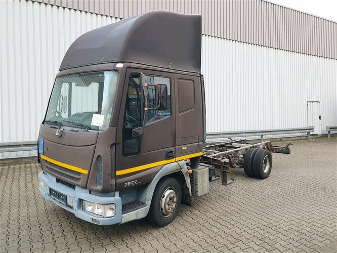 Iveco EuroCargo 75 E 17/4x2 EuroCargo 75 E 17/4x2, 6x VORHANDEN! - Camião chassi: foto 1 Iveco EuroCargo 75 E 17/4x2 EuroCargo 75 E 17/4x2, 6x VORHANDEN! - Camião chassi: foto 1