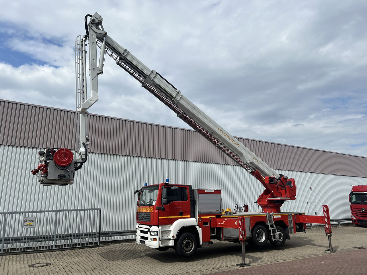 MAN TGA 26.360 6x2-2 LL, Magirus ALP 375 TGA 26.360 6x2-2 LL, Magirus ALP 375 - Ambulância: foto 1 MAN TGA 26.360 6x2-2 LL, Magirus ALP 375 TGA 26.360 6x2-2 LL, Magirus ALP 375 - Ambulância: foto 1