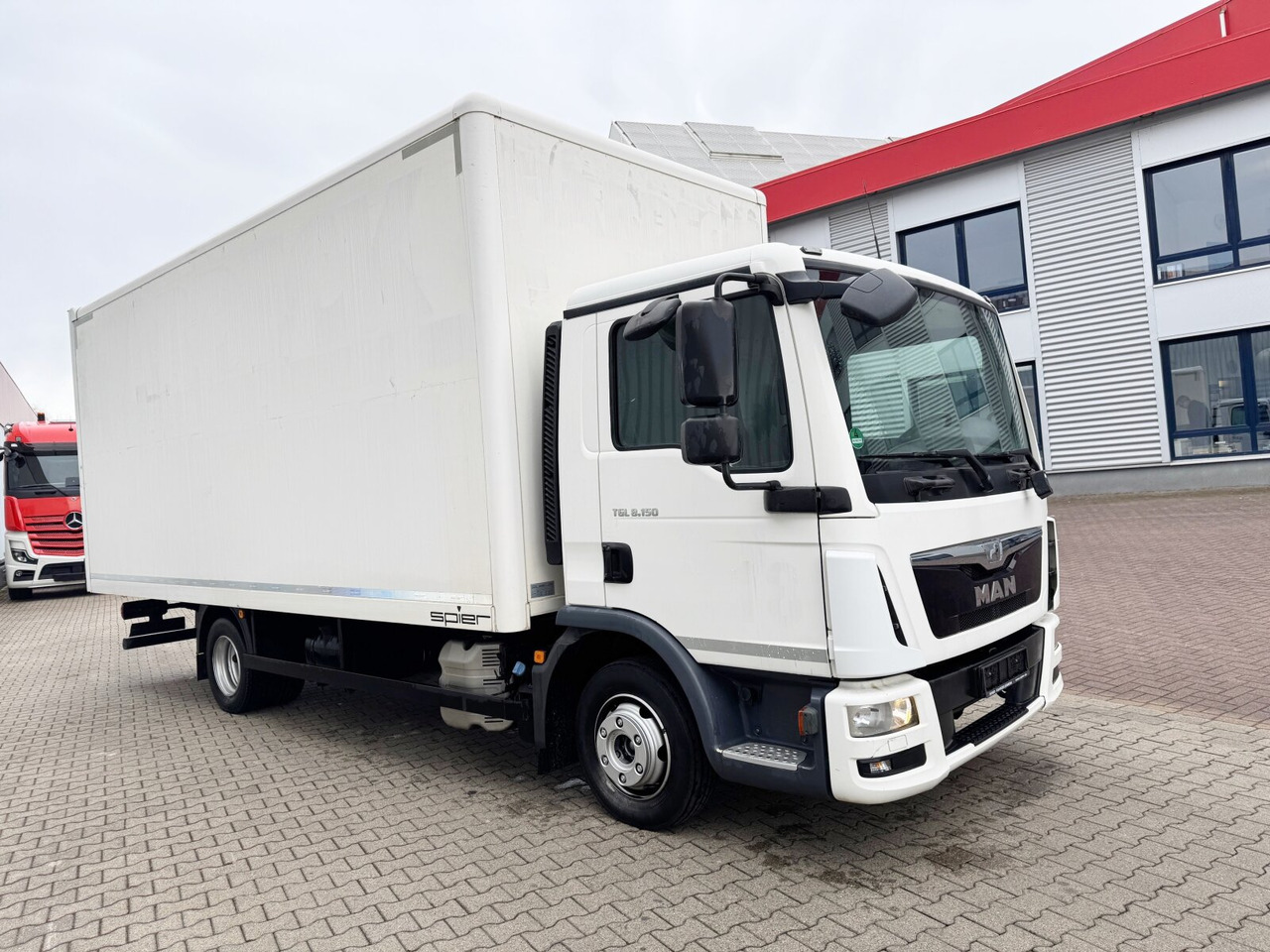 Fotografia de interior 2: Camião furgão MAN TGL 8.150/180 4x2 BL TGL 8.150/180 4x2 BL, Möbelkoffer mit Rolltor