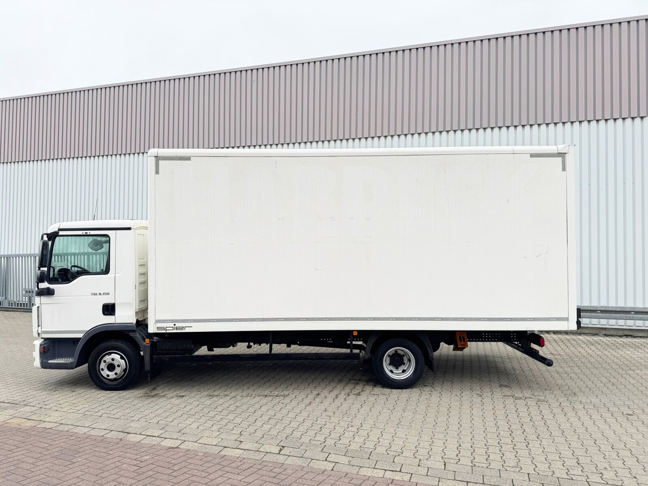 MAN TGL 8.150 4x2 BL TGL 8.150 4x2 BL, Möbelkoffer mit Rolltor - Camião furgão: foto 2 MAN TGL 8.150 4x2 BL TGL 8.150 4x2 BL, Möbelkoffer mit Rolltor - Camião furgão: foto 2
