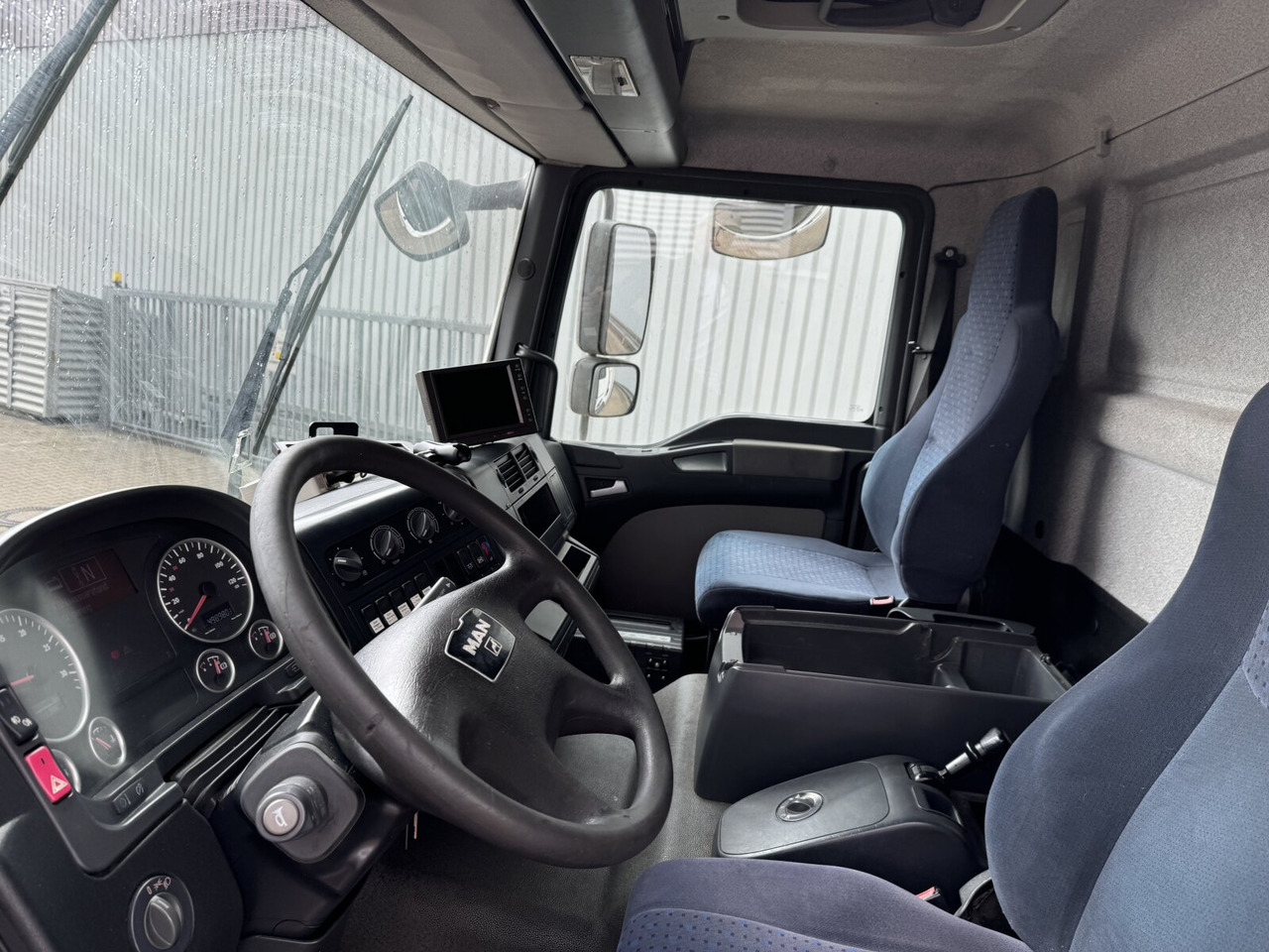 MAN TGM 18.280 4X2 BL TGM 18.280 4X2 BL, Esterer Tankaufbau ca. 13.910l, 2 Kammern - Camião cisterna: foto 3 MAN TGM 18.280 4X2 BL TGM 18.280 4X2 BL, Esterer Tankaufbau ca. 13.910l, 2 Kammern - Camião cisterna: foto 3