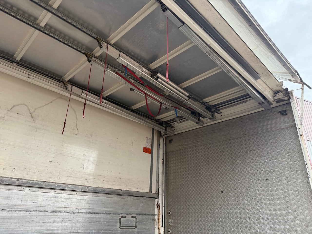 MAN TGM 22.290 6x2-4 LL TGM 22.290 6x2-4 LL, EEV, Lenkachse, 2x AHK, Getränkekoffer, LBW MBB - Camião furgão: foto 3 MAN TGM 22.290 6x2-4 LL TGM 22.290 6x2-4 LL, EEV, Lenkachse, 2x AHK, Getränkekoffer, LBW MBB - Camião furgão: foto 3