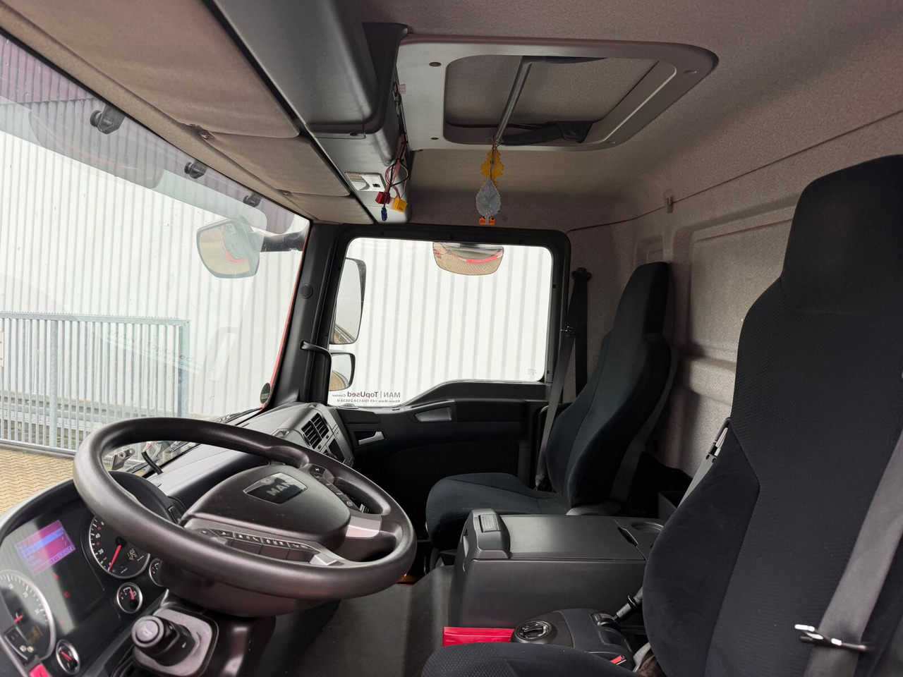 MAN TGM 22.290 6x2-4 LL TGM 22.290 6x2-4 LL, EEV, Lenkachse, 2x AHK, Getränkekoffer, LBW MBB - Camião furgão: foto 5 MAN TGM 22.290 6x2-4 LL TGM 22.290 6x2-4 LL, EEV, Lenkachse, 2x AHK, Getränkekoffer, LBW MBB - Camião furgão: foto 5