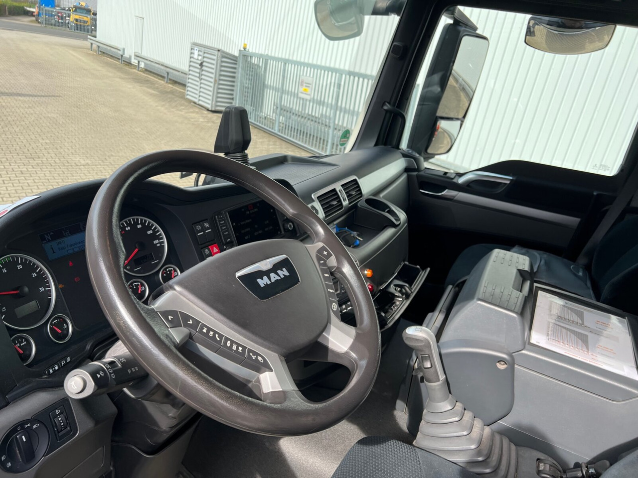 MAN TGS 26.360/400 6x2-4 BL TGS 26.360/400 6x2-4 BL, Lenk-/Lift, Kran Atlas AK 206.3E A5, Funk - Camião grua, Camião de caixa aberta/ Plataforma: foto 3 MAN TGS 26.360/400 6x2-4 BL TGS 26.360/400 6x2-4 BL, Lenk-/Lift, Kran Atlas AK 206.3E A5, Funk - Camião grua, Camião de caixa aberta/ Plataforma: foto 3