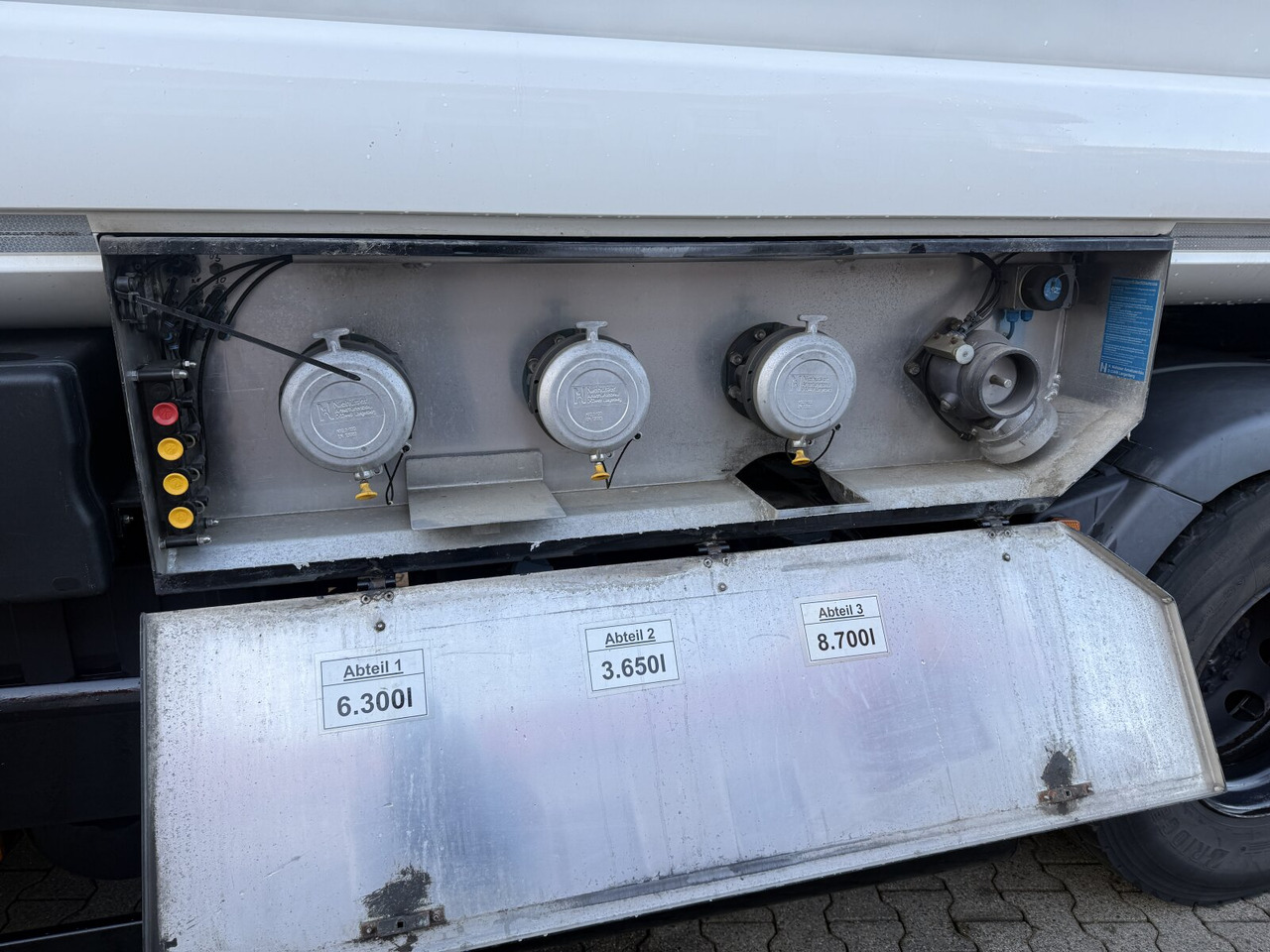 MAN TGS 26.440 6x2-4 BL TGS 26.440 6x2-4 BL, Lenk-/Liftachse, ADR, Esterer Tank ca. 20.340l, 3 Kammern - Camião cisterna: foto 2 MAN TGS 26.440 6x2-4 BL TGS 26.440 6x2-4 BL, Lenk-/Liftachse, ADR, Esterer Tank ca. 20.340l, 3 Kammern - Camião cisterna: foto 2