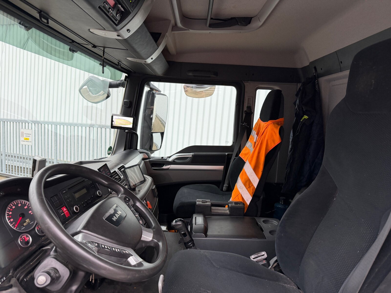 MAN TGS 26.440 6x2-4 BL TGS 26.440 6x2-4 BL, Lenk-/Liftachse, ADR, Esterer Tank ca. 20.340l, 3 Kammern - Camião cisterna: foto 4 MAN TGS 26.440 6x2-4 BL TGS 26.440 6x2-4 BL, Lenk-/Liftachse, ADR, Esterer Tank ca. 20.340l, 3 Kammern - Camião cisterna: foto 4