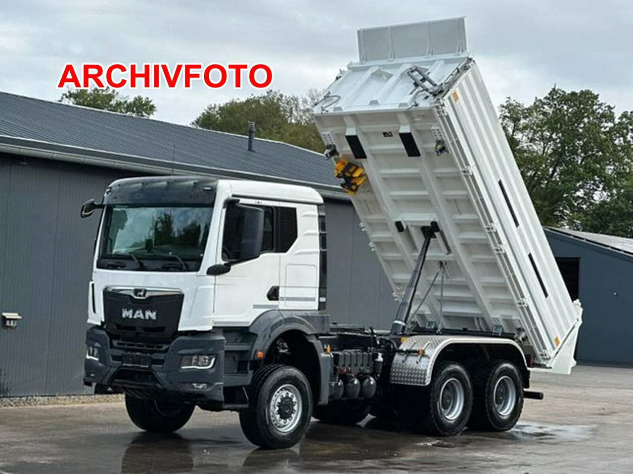 MAN TGS 26.470 6x6 BB TGS 26.470 6x6 BB, Hohe Bauart, Navi, Motorabtrieb, Bordmatik - Camião basculante: foto 1 MAN TGS 26.470 6x6 BB TGS 26.470 6x6 BB, Hohe Bauart, Navi, Motorabtrieb, Bordmatik - Camião basculante: foto 1