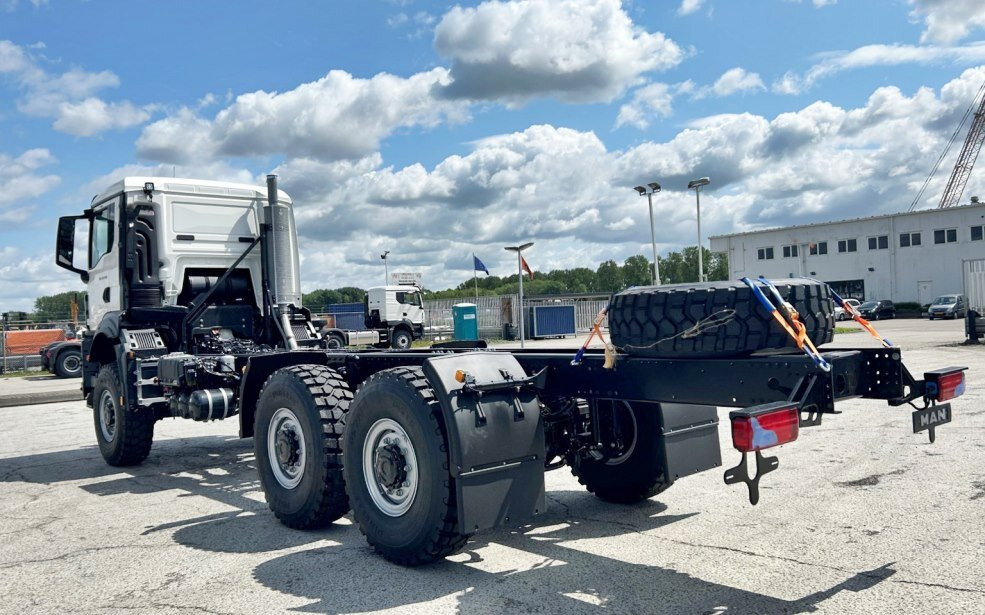 MAN TGS 33.440 6x6 BB CH TGS 33.440 6x6 BB CH, Euro2, Einzelbereifung - Camião chassi: foto 4 MAN TGS 33.440 6x6 BB CH TGS 33.440 6x6 BB CH, Euro2, Einzelbereifung - Camião chassi: foto 4