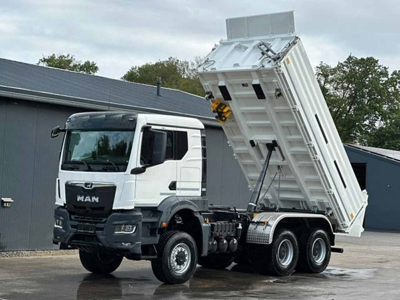 MAN TGS 33.480 6x6 BB CH TGS 33.480 6x6 BB CH, Hohe Bauart, Nebenantrieb - Camião basculante: foto 1 MAN TGS 33.480 6x6 BB CH TGS 33.480 6x6 BB CH, Hohe Bauart, Nebenantrieb - Camião basculante: foto 1