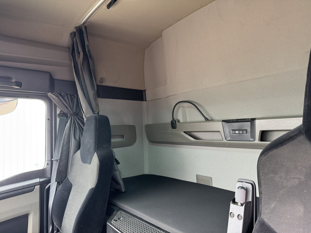 Locação financeira de MAN TGX 26.470 6X2-4 BL TGX 26.470 6X2-4 BL, Lenk-/Liftachse, XLX-Fahrerhaus, VDL Abrollanlage 7m MAN TGX 26.470 6X2-4 BL TGX 26.470 6X2-4 BL, Lenk-/Liftachse, XLX-Fahrerhaus, VDL Abrollanlage 7m: foto 5 Locação financeira de MAN TGX 26.470 6X2-4 BL TGX 26.470 6X2-4 BL, Lenk-/Liftachse, XLX-Fahrerhaus, VDL Abrollanlage 7m MAN TGX 26.470 6X2-4 BL TGX 26.470 6X2-4 BL, Lenk-/Liftachse, XLX-Fahrerhaus, VDL Abrollanlage 7m: foto 5