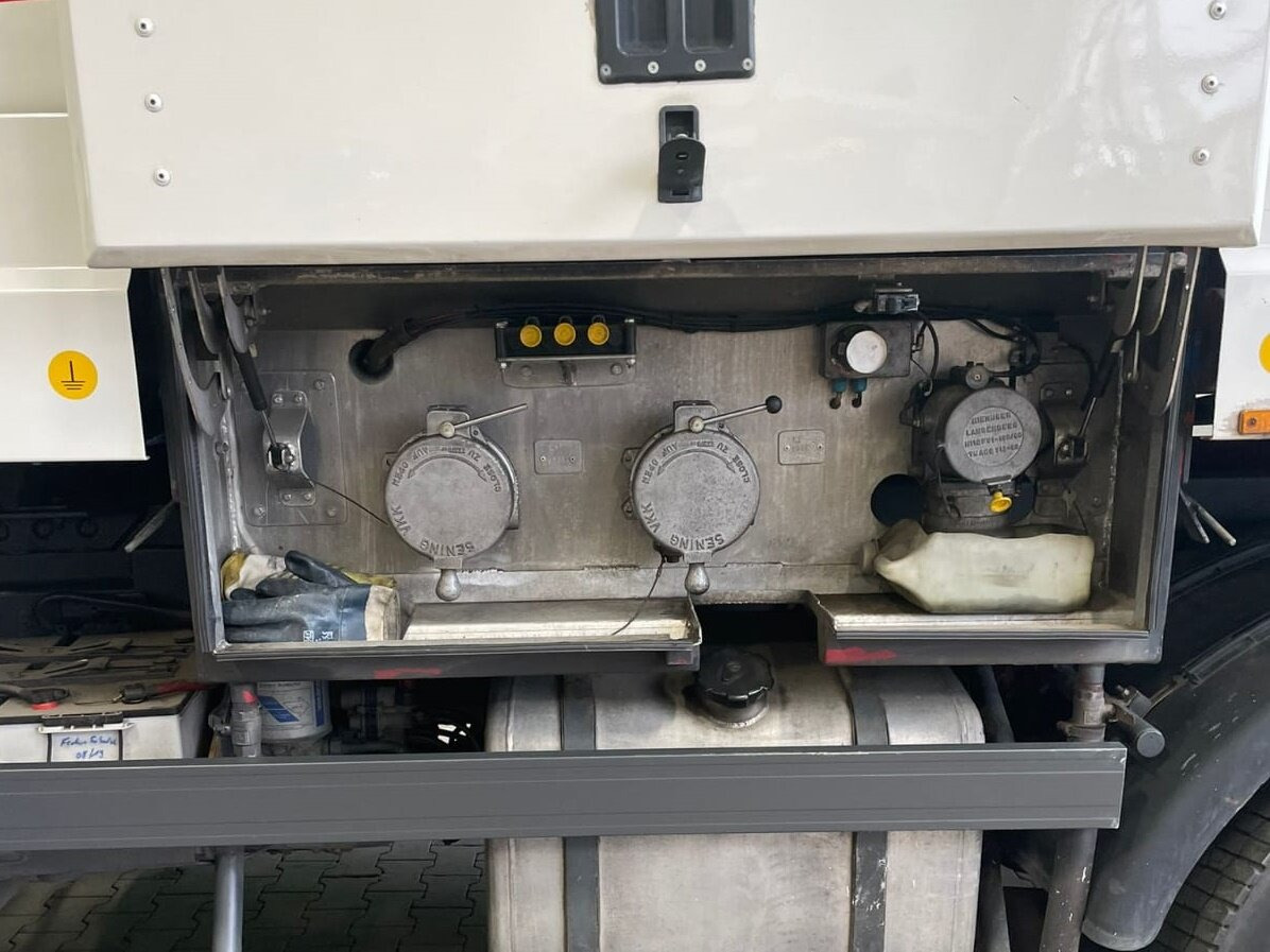 Mercedes-Benz Actros 1844 L 4x2 Actros 1844 L 4x2, Tank 14.250l - Camião cisterna: foto 3 Mercedes-Benz Actros 1844 L 4x2 Actros 1844 L 4x2, Tank 14.250l - Camião cisterna: foto 3